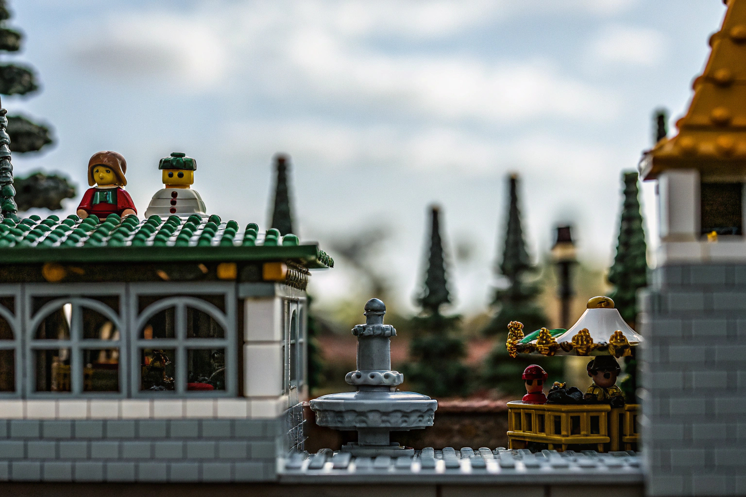 Detailaufnahme eines LEGO Sets, das Kinder beim kreativen Spielen zeigt. Detailaufnahme LEGO Set