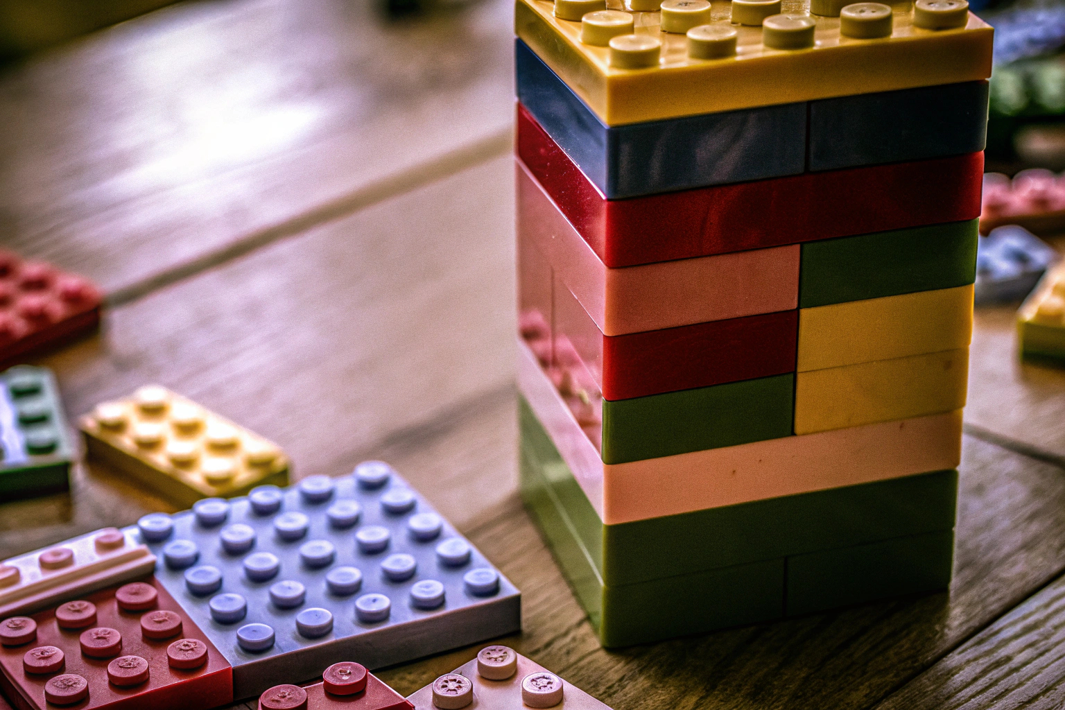 Detailaufnahme eines LEGO-Sets mit bunten Steinen, die zusammengebaut werden. LEGO Steine in verschiedenen Farben