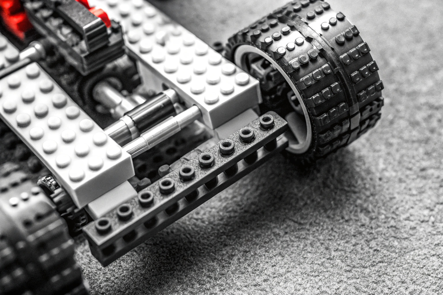 Detailaufnahme eines LEGO Technic Modells in Aktion, das die verschiedenen beweglichen Teile zeigt. LEGO Technic Modell in Aktion