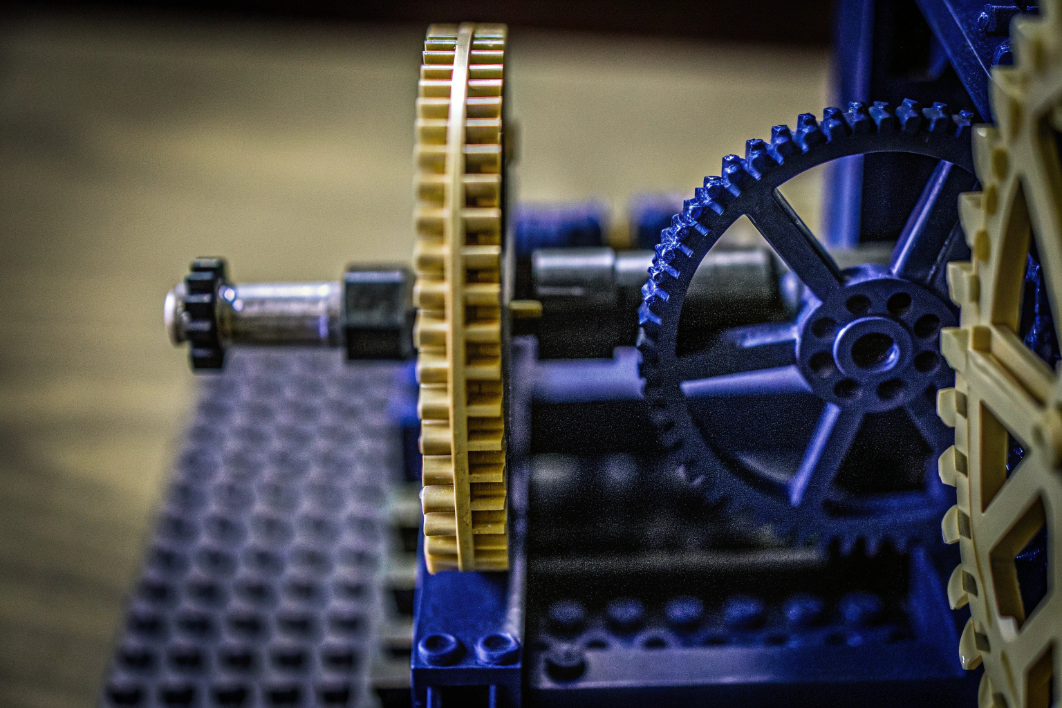 Detailaufnahme eines LEGO Technic Modells mit realistischen Funktionen und komplexen Mechanismen. LEGO Technic Modell