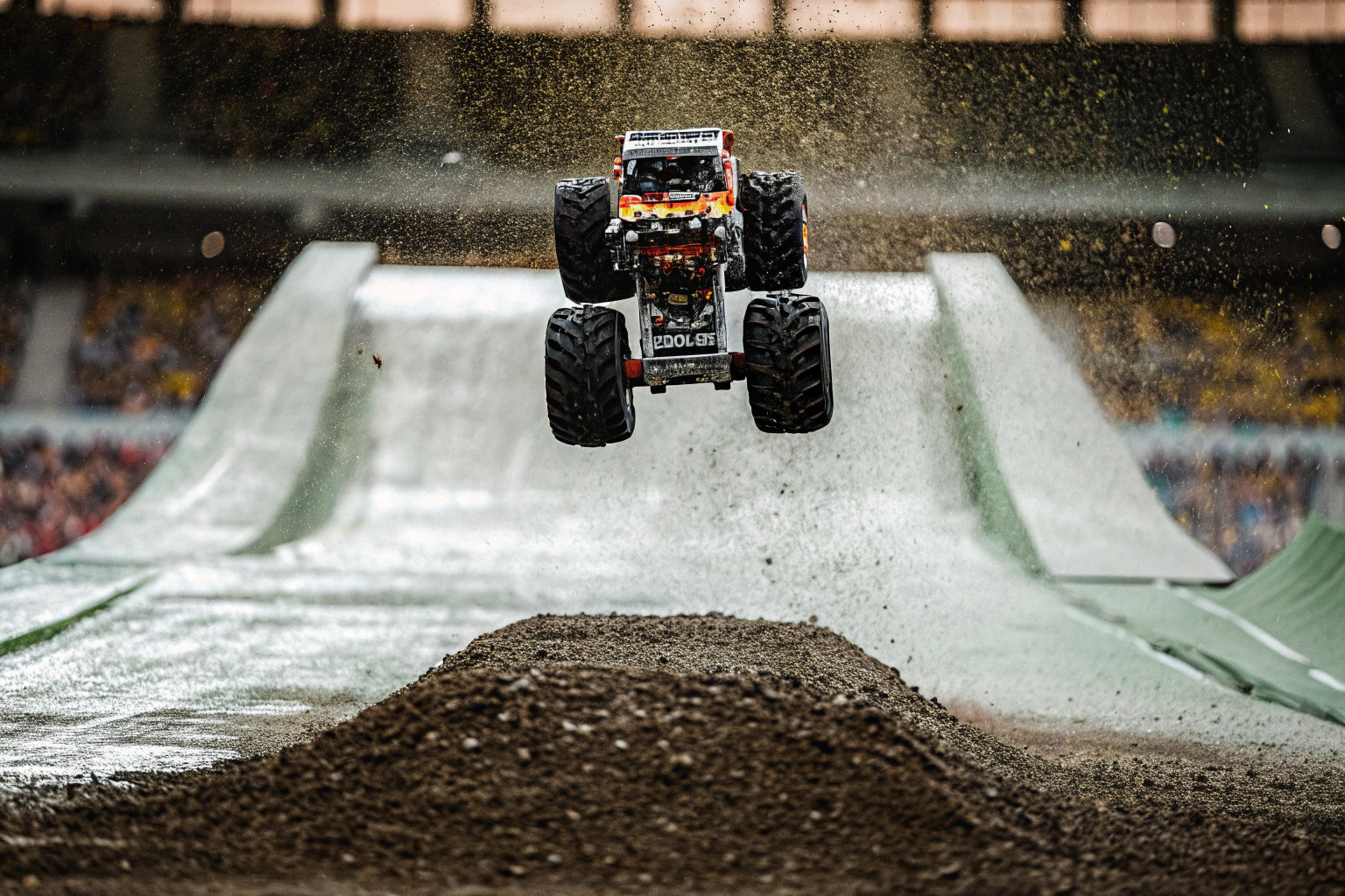 Detailaufnahme eines LEGO Technic Monster Jam Trucks in Aktion. LEGO Technic Monster Jam ThunderROARus