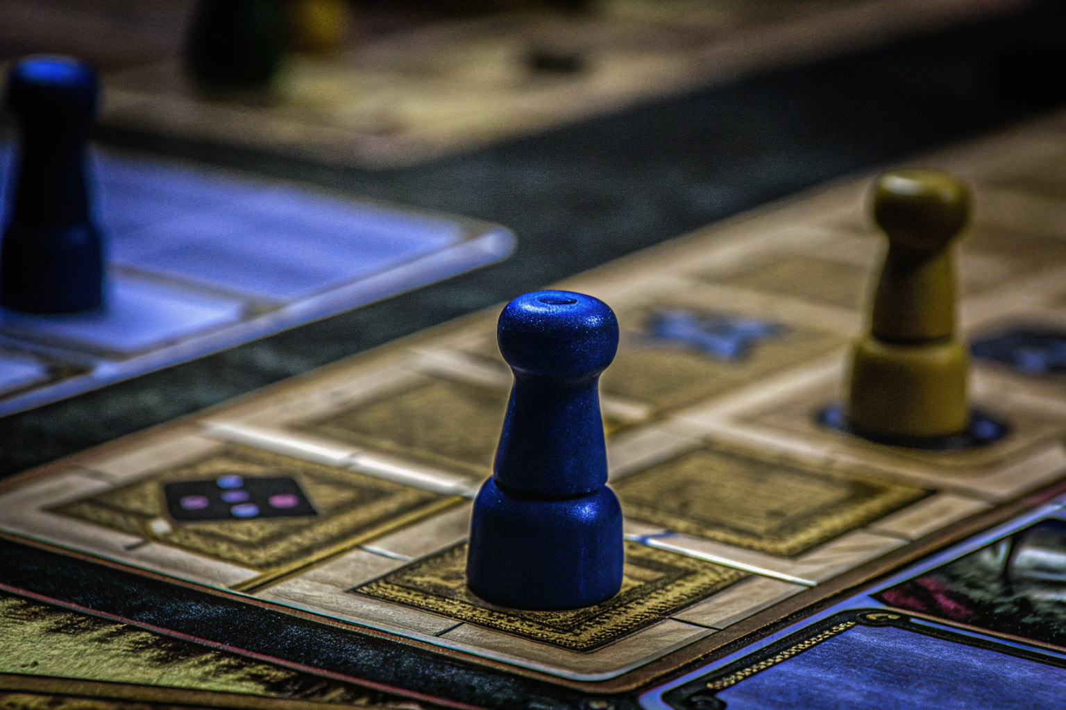 Detailaufnahme eines Spielbretts mit Spielfiguren und Karten, die Spannung und Strategie erfordern. Spielbrett mit Spielfiguren und Karten