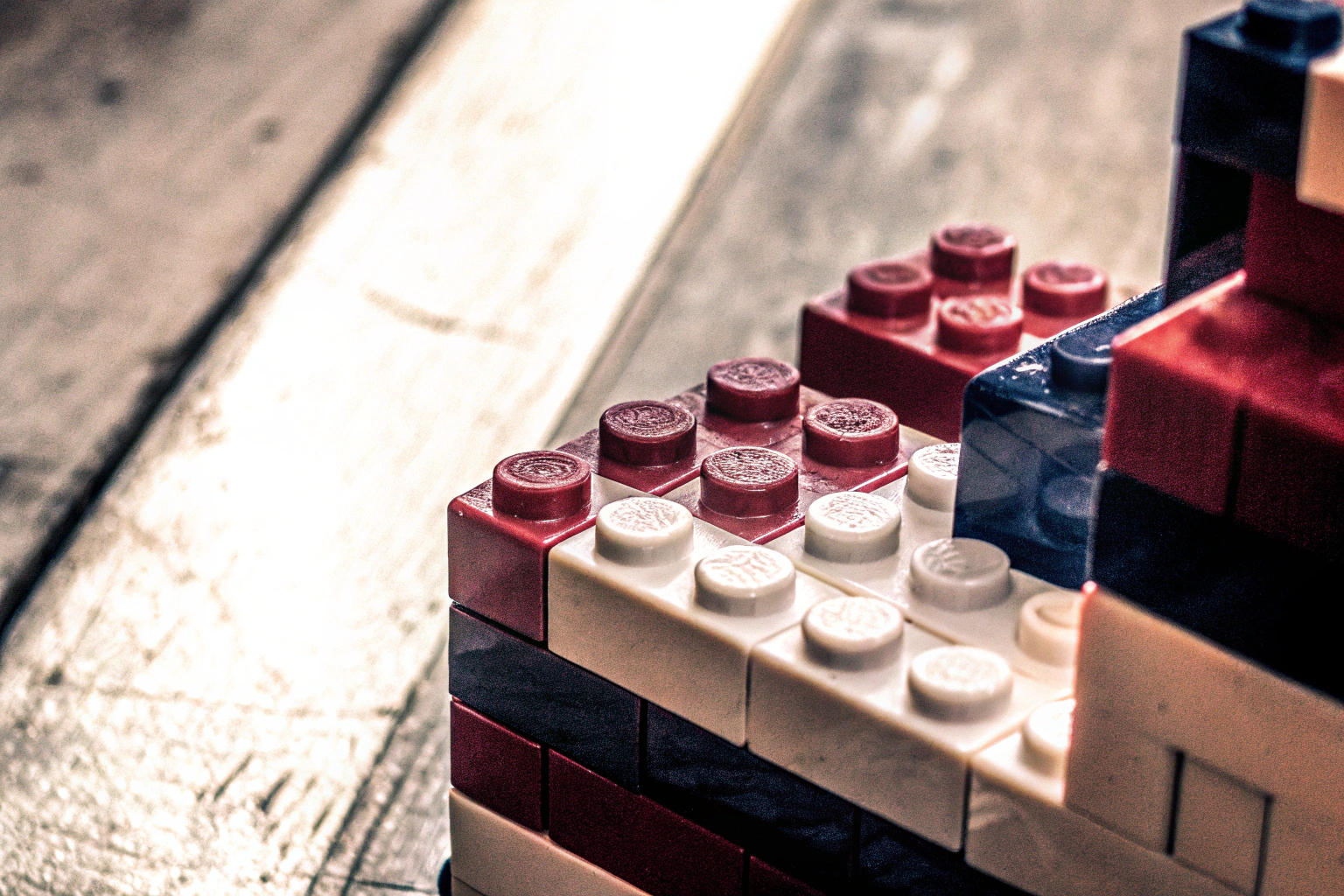 Detailaufnahme von LEGO-Steinen, die zu einem kreativen Bauwerk zusammengefügt wurden. LEGO Bauwerk