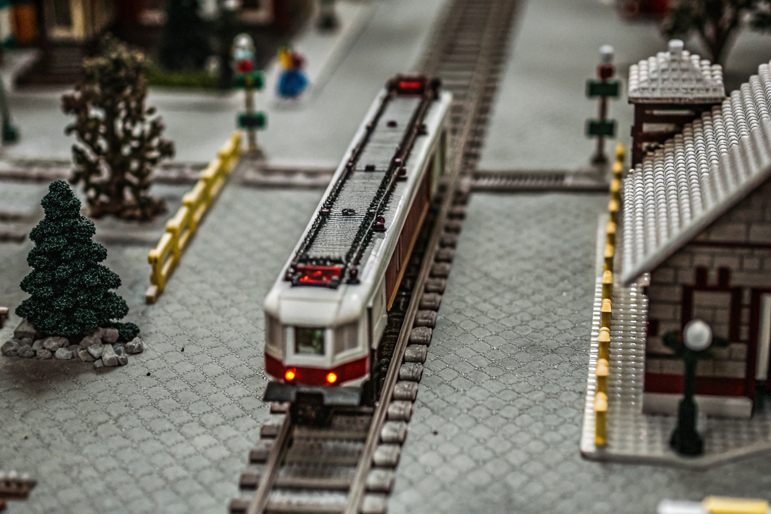 Detailreiche LEGO Eisenbahnszene mit Bahnübergängen LEGO Eisenbahn Bahnübergang