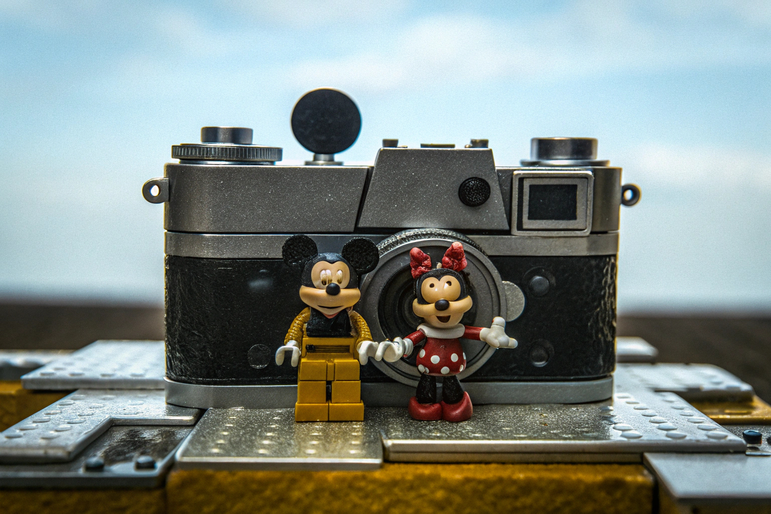 Die LEGO Disney Kamera mit den Minifiguren Walt Disney, Mickey und Minnie Maus. LEGO Disney Kamera