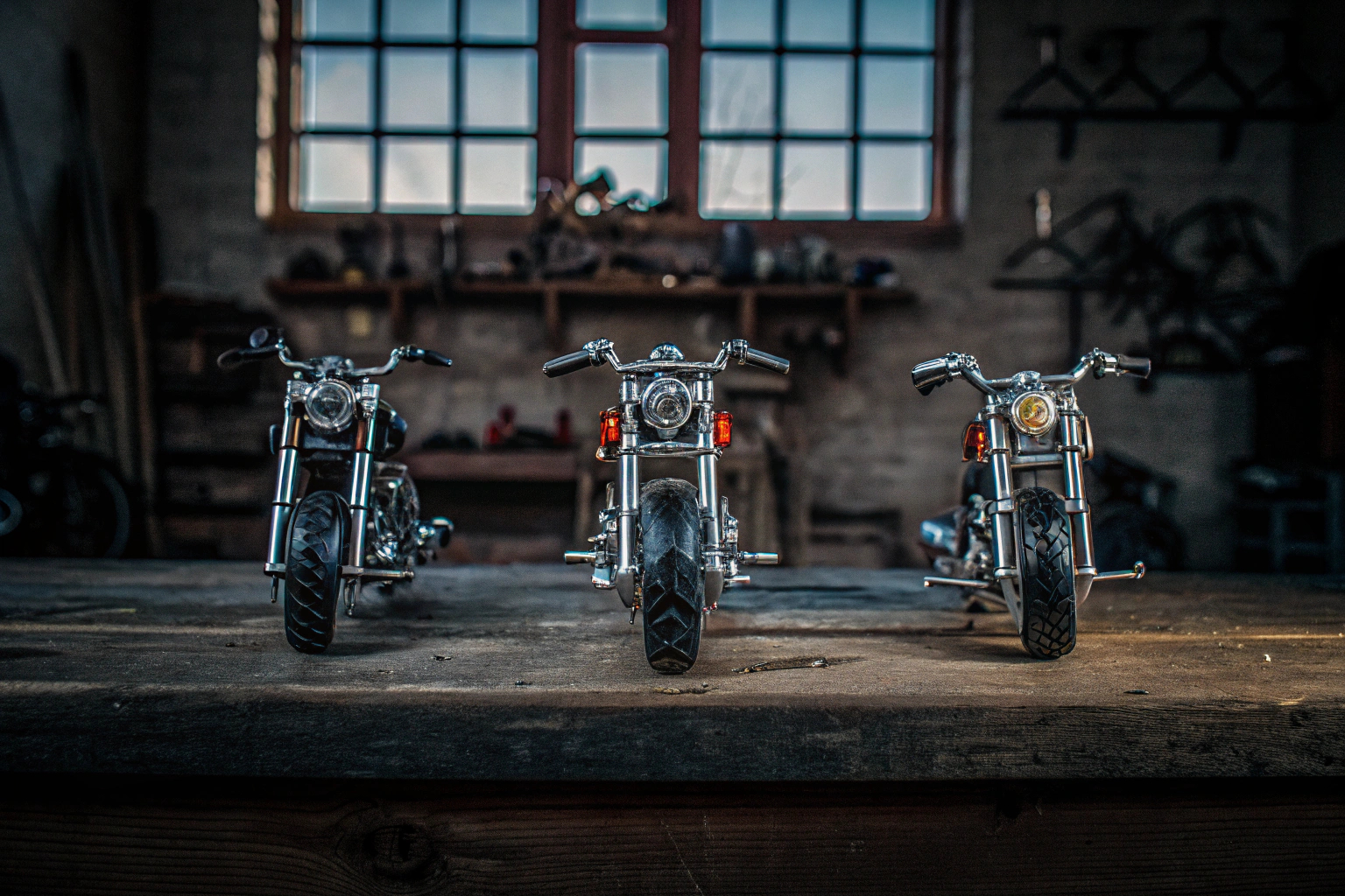 Drei verschiedene Modelle aus dem LEGO Creator 3in1 Oldtimer Motorrad Set nebeneinander präsentiert. LEGO Creator 3in1 Oldtimer Motorrad Modelle