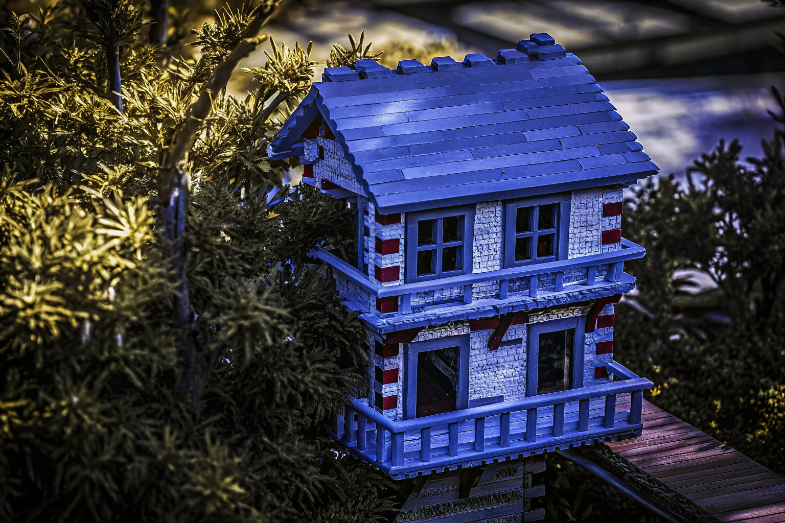 Ein beeindruckendes Bild des LEGO Ideas Baumhauses, das die detailreiche Konstruktion und die natürlichen Elemente zeigt. LEGO Ideas Baumhaus