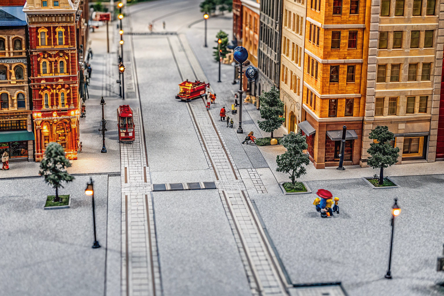 Ein beeindruckendes LEGO MOC-Modell einer Stadtansicht mit detaillierten Gebäuden und Straßen. LEGO MOC Stadtansicht