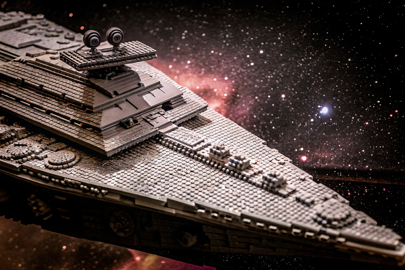 Ein beeindruckendes LEGO Modell des Imperialen Sternenzerstörers, das die Größe und Detailgenauigkeit des Modells zeigt. Imperialer Sternenzerstörer MOC