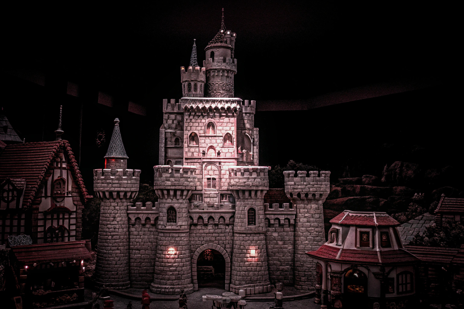 Ein beeindruckendes mittelalterliches Lego-Modell mit leuchtenden LED-Lichtern. Mittelalterliches Lego-Modell