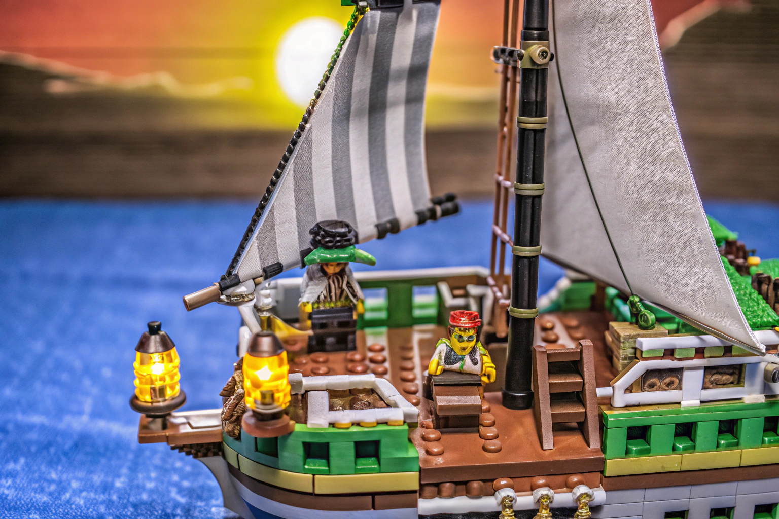 Ein beeindruckendes Piratenschiff MOC-Modell mit LED-Beleuchtung. Piratenschiff MOC-Modell