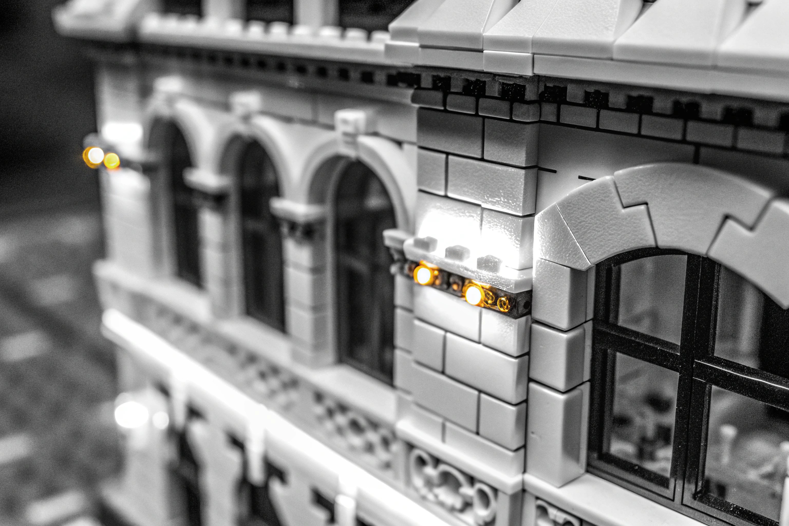 Ein beleuchtetes Lego-Modell, das mit Bausteinleuchten ausgestattet ist, um die kreative Nutzung von LED-Lichtstreifen zu zeigen. Beleuchtetes Lego-Modell mit LED-Lichtstreifen
