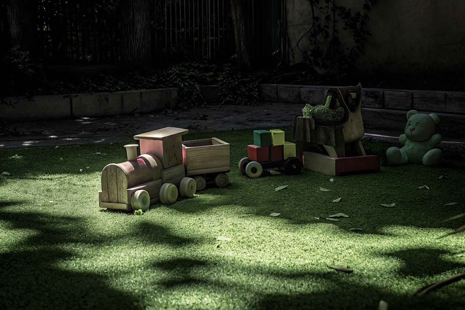 Ein Bild von einem Kind, das mit recyceltem Spielzeug spielt. Kind spielt mit recyceltem Spielzeug