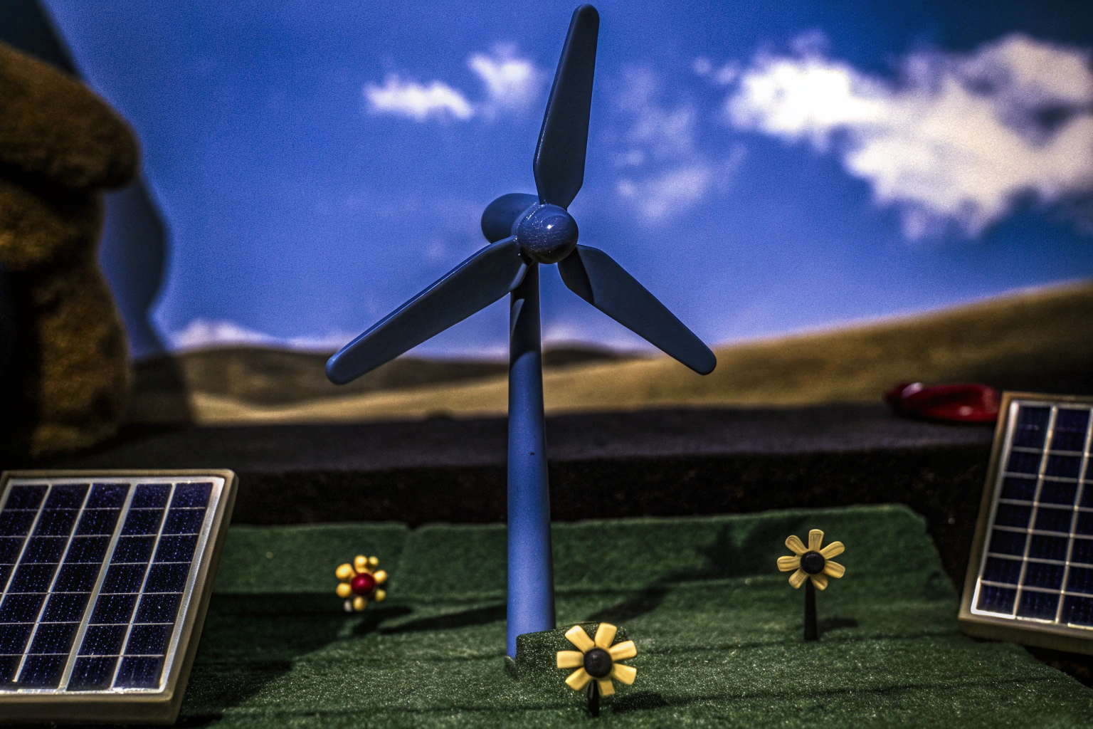 Ein detailreiches Bild einer Windkraftanlage als Spielzeug, ideal um Kindern erneuerbare Energien spielerisch beizubringen. DIY Windkraftanlage Spielzeug