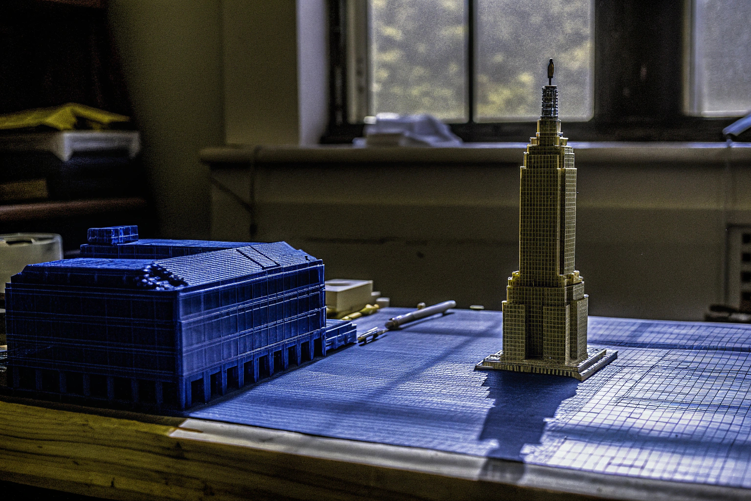 Ein Erwachsener, der ein komplexes LEGO-Modell aufbaut, umgeben von verschiedenen Architektur-Sets. Erwachsener beim LEGO-Bauen