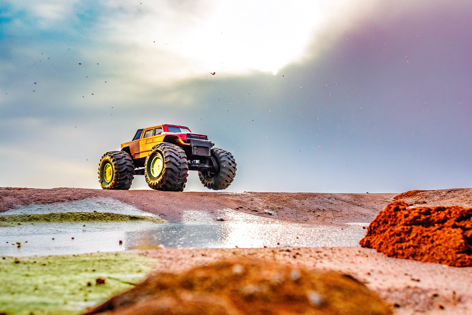 Ein ferngesteuertes Monster Truck Spielzeug, das über unwegsames Gelände fährt, ideal für abenteuerlustige Kinder. Hot Wheels Monster Truck Tiger Shark