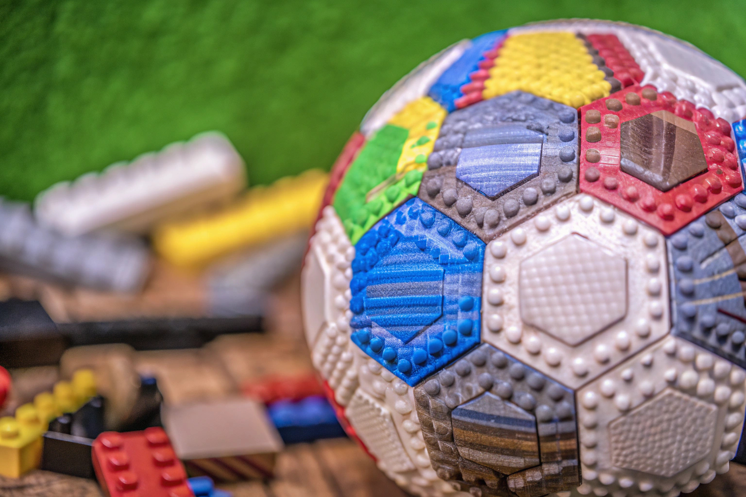 Ein fertiges 3D-Fußballmodell aus Lego-Steinen. 3D-Fußball aus Lego