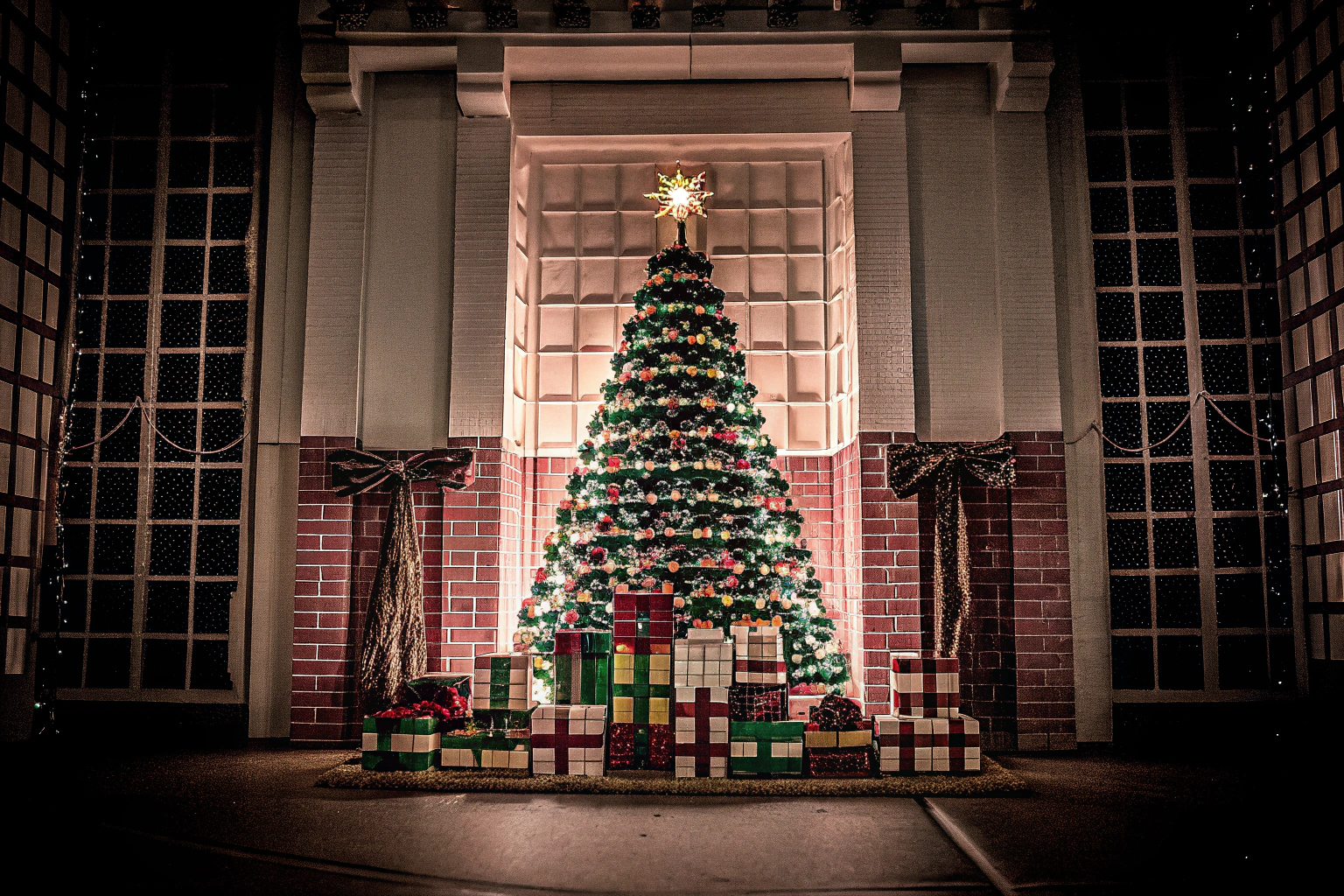 Ein festlich geschmückter LEGO Weihnachtsbaum, umgeben von Geschenken und Weihnachtsdekoration. LEGO Weihnachtsbaum mit Geschenken