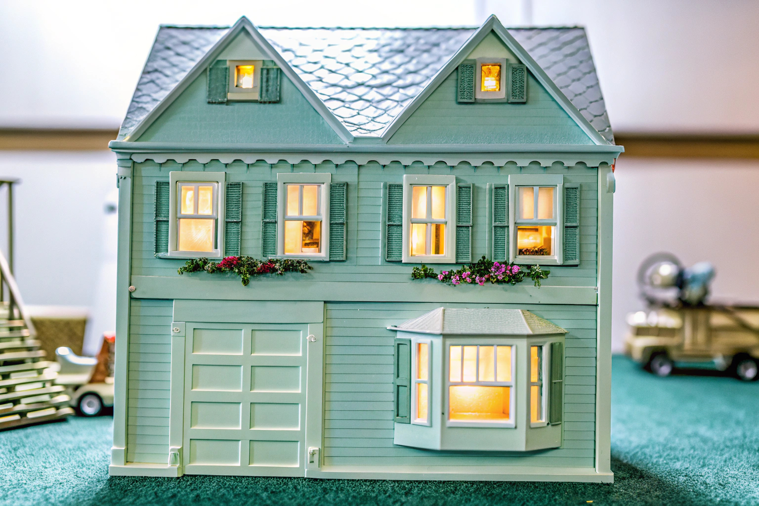 Ein großes Puppenhaus mit Garage und LED-Beleuchtung. Großes Puppenhaus mit LED-Beleuchtung