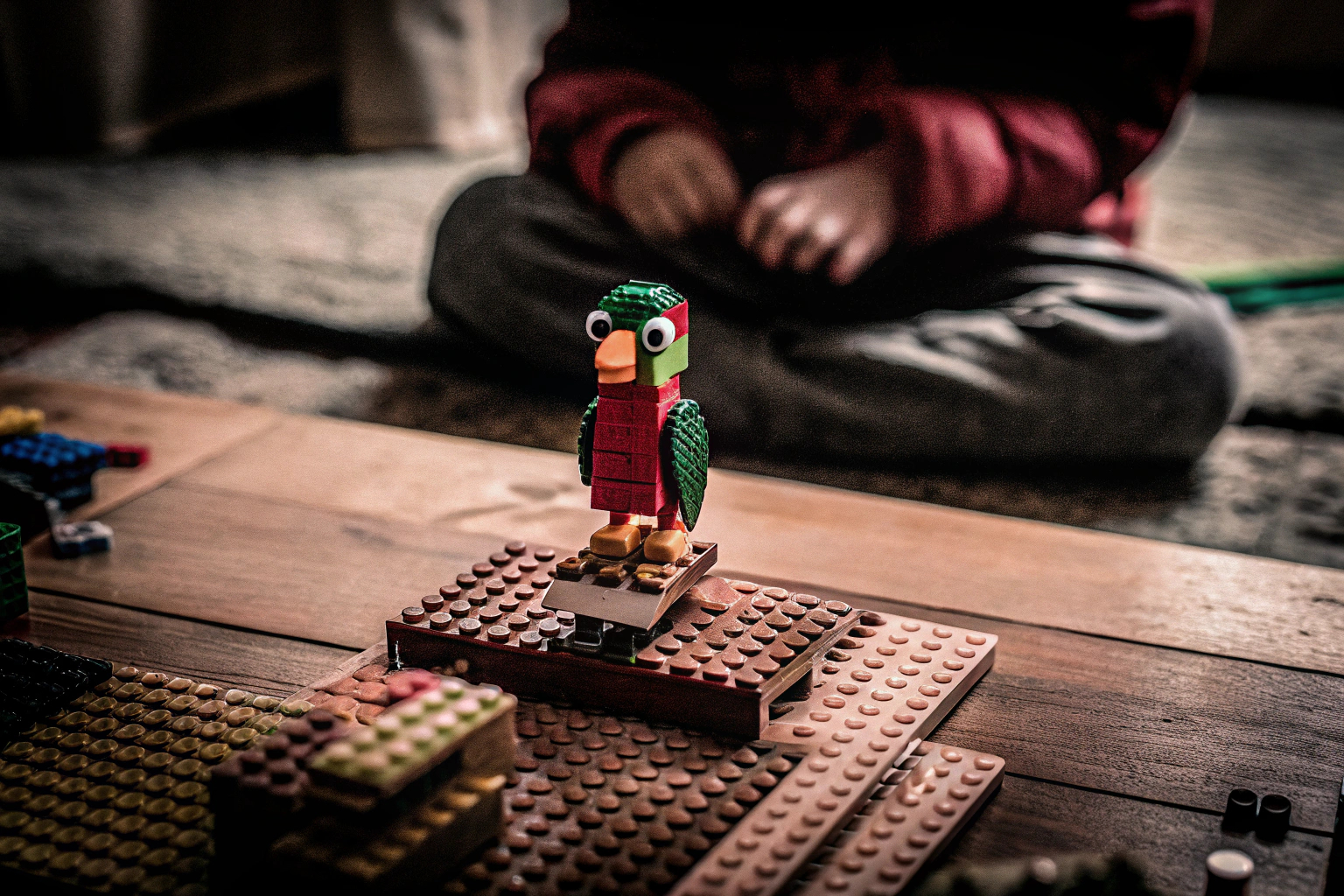 Ein Kind baut den LEGO Creator 3in1 Exotischer Papagei und erforscht die verschiedenen Bauoptionen. LEGO Creator 3in1 Exotischer Papagei