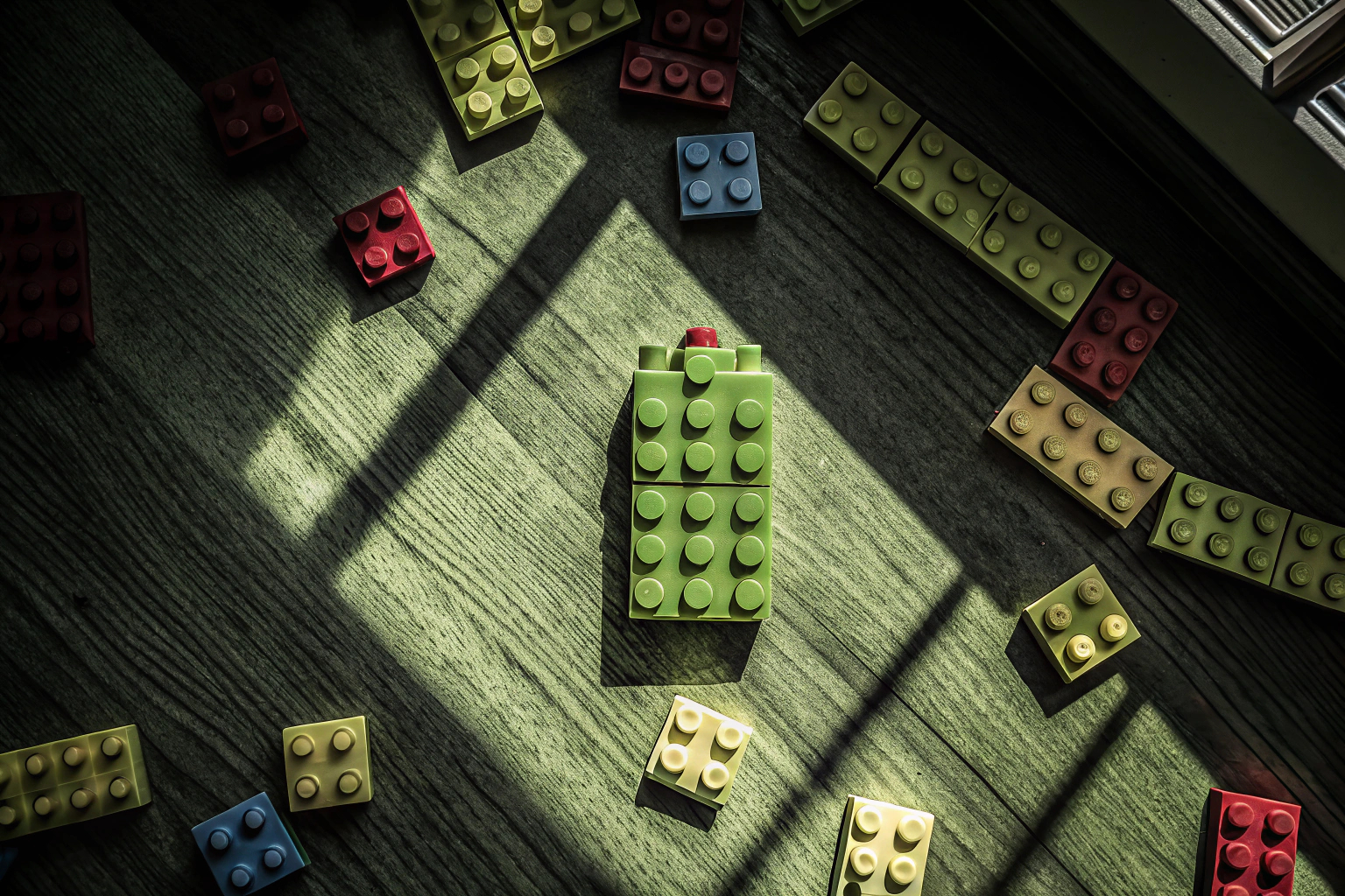 Ein Kind, das mit bunten Lego-Steinen ein eigenes Design kreiert. Kind beim Bauen mit Lego