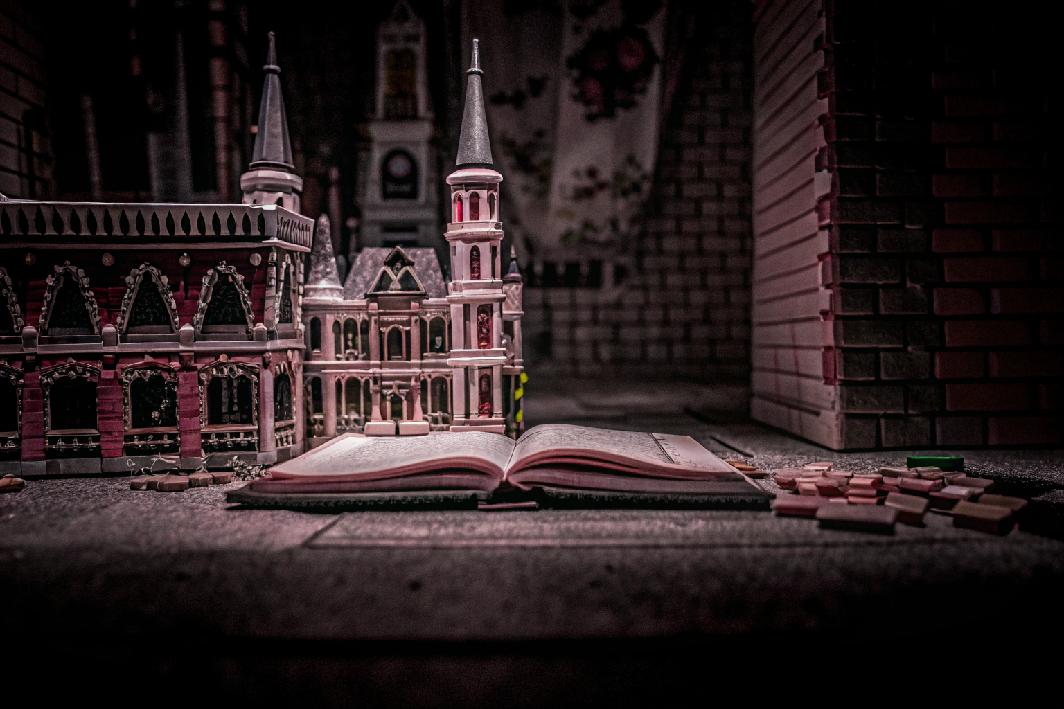 Ein Kind, das mit einem Lego Harry Potter Set spielt. Lego Harry Potter Set