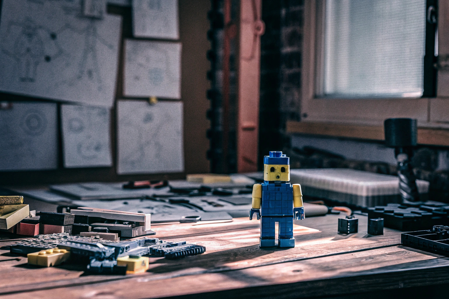 Ein Kind, das mit einem LEGO-Roboterbaukasten spielt. Kind spielt mit LEGO-Roboter
