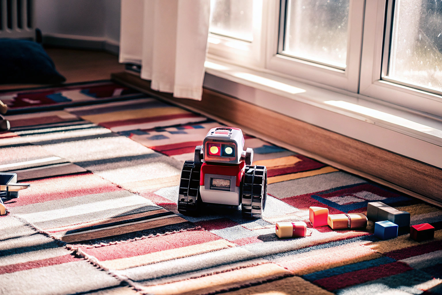 Ein Kind, das mit einem programmierbaren Roboter spielt. Programmierbarer Roboter