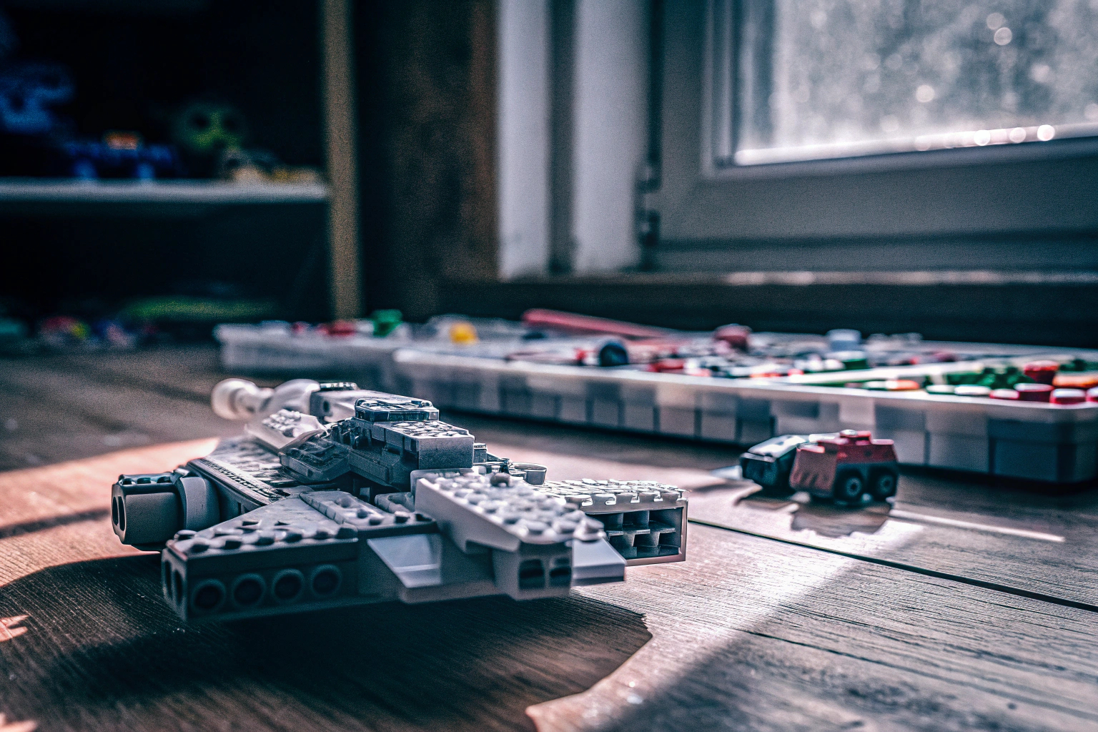 Ein Kind, das mit LEGO-Steinen spielt und ein buntes Modell zusammensetzt. Kind spielt mit LEGO