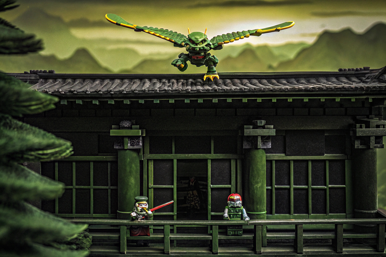 Ein Kind spielt mit dem LEGO Ninjago Riyu der Babydrache Set. Der Drache ist in einer fliegenden Pose und die Minifiguren sind auf ihm platziert. LEGO Ninjago Riyu der Babydrache im Spiel