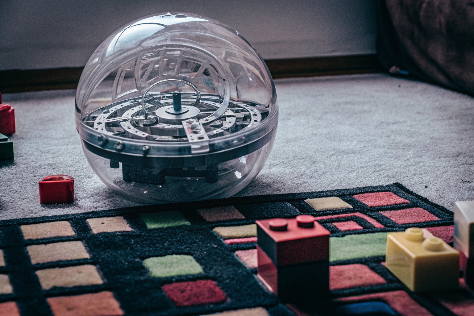 Ein Kind spielt mit dem Perplexus Rebel, einem 3D-Kugellabyrinth, das Geschicklichkeit und Geduld erfordert. Kind spielt mit Perplexus Rebel