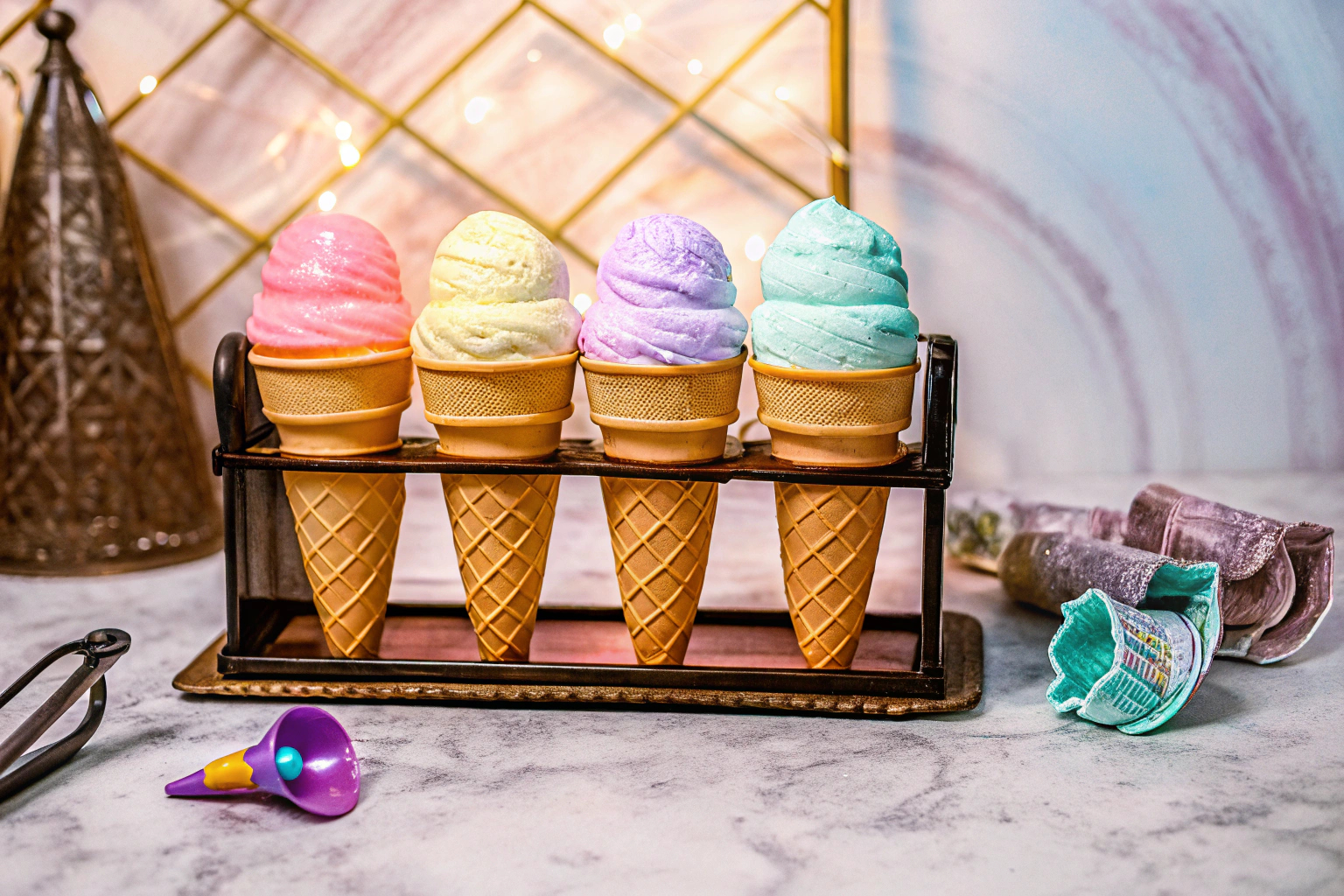 Ein Kind spielt mit einem Eiscreme Wagen, der verschiedene Eissorten und Spielgeld enthält. Kind mit Eiscreme Wagen Spielzeug