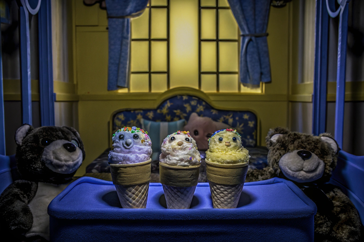 Ein Kind spielt mit einem Eisdielenspielzeug und serviert imaginäres Eis an andere Kinder. Kind spielt Eisdiele