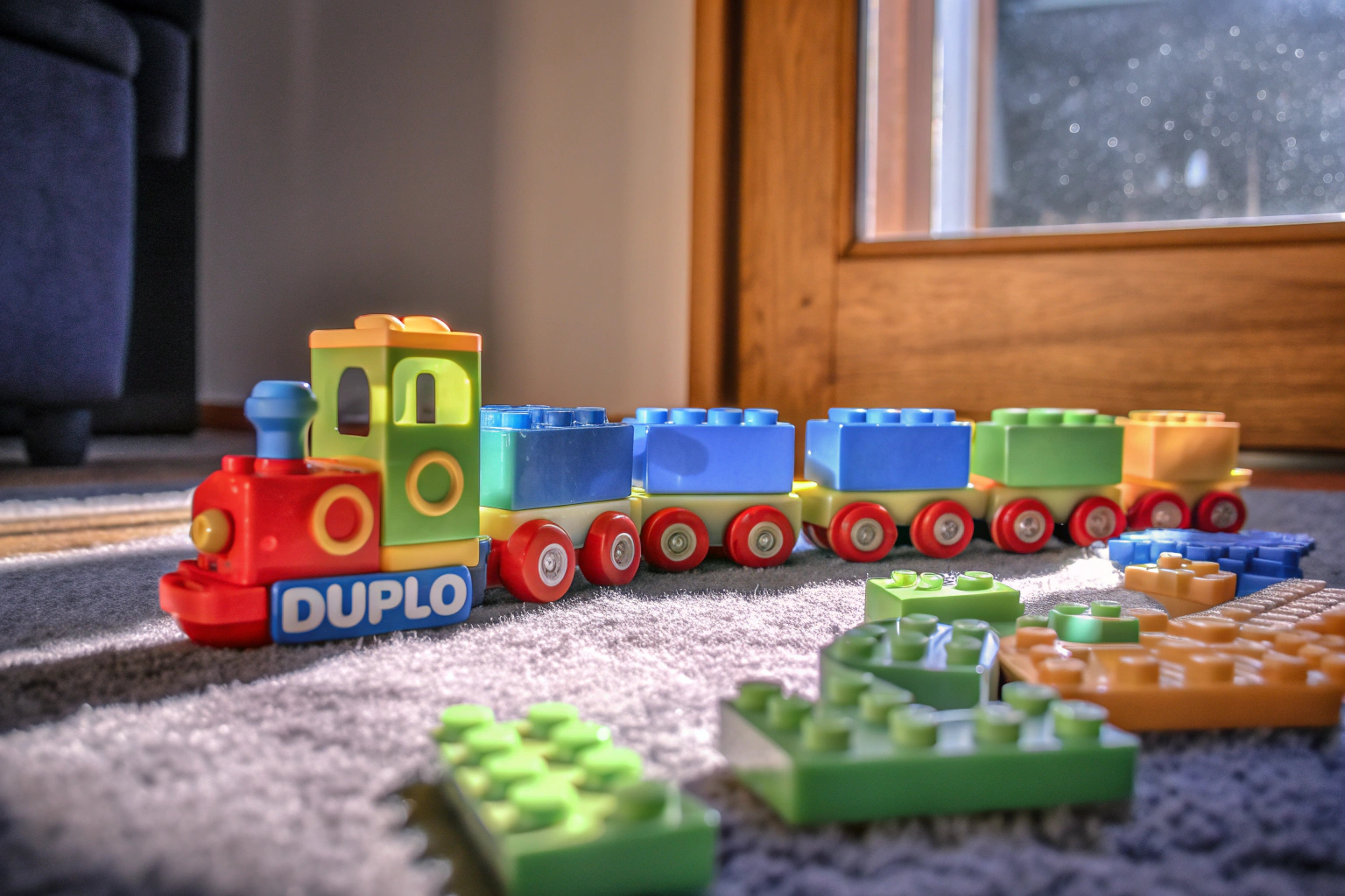 Ein Kind spielt mit einem LEGO DUPLO Zahlenzug auf dem Boden. LEGO DUPLO Zahlenzug