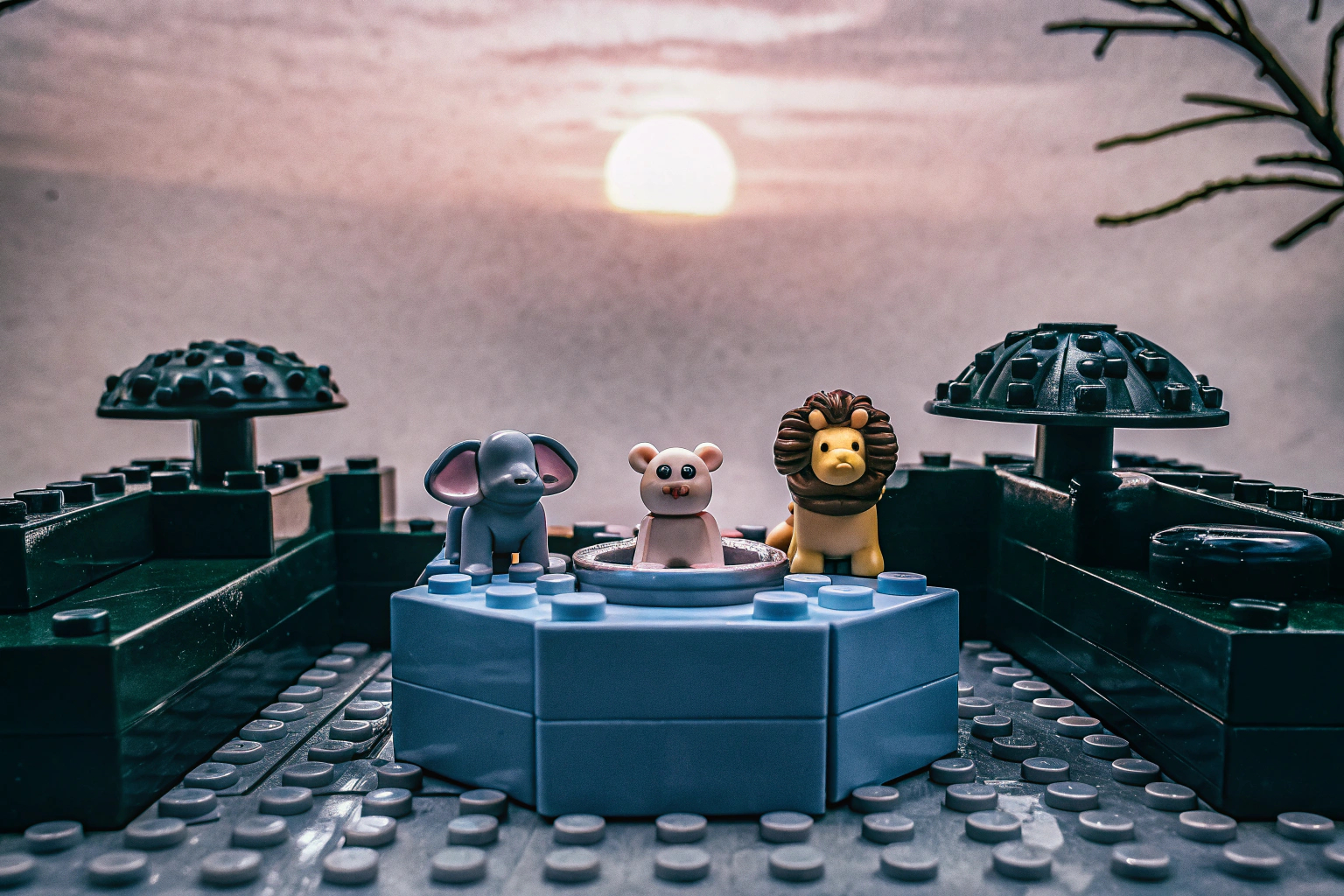 Ein Kind spielt mit LEGO DUPLO Tierfiguren in einem selbst gebauten Lebensraum. LEGO DUPLO Tierfiguren