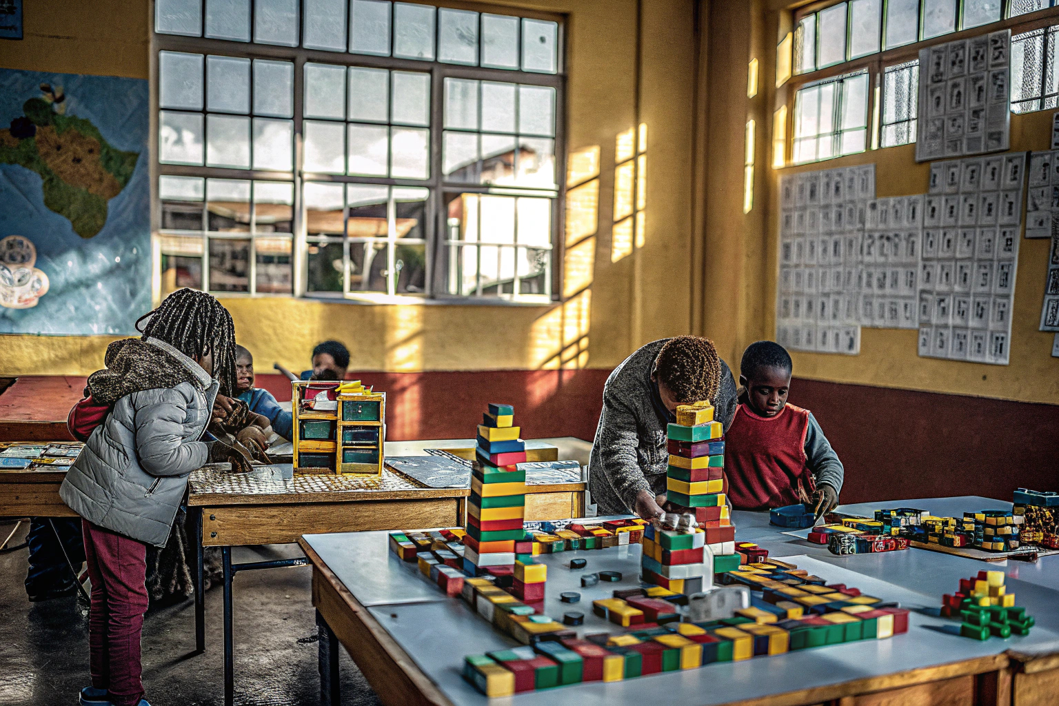 Ein Klassenzimmer, in dem Kinder gemeinsam mit LEGO-Projekten arbeiten und dabei lernen. LEGO-Projekte im Klassenzimmer
