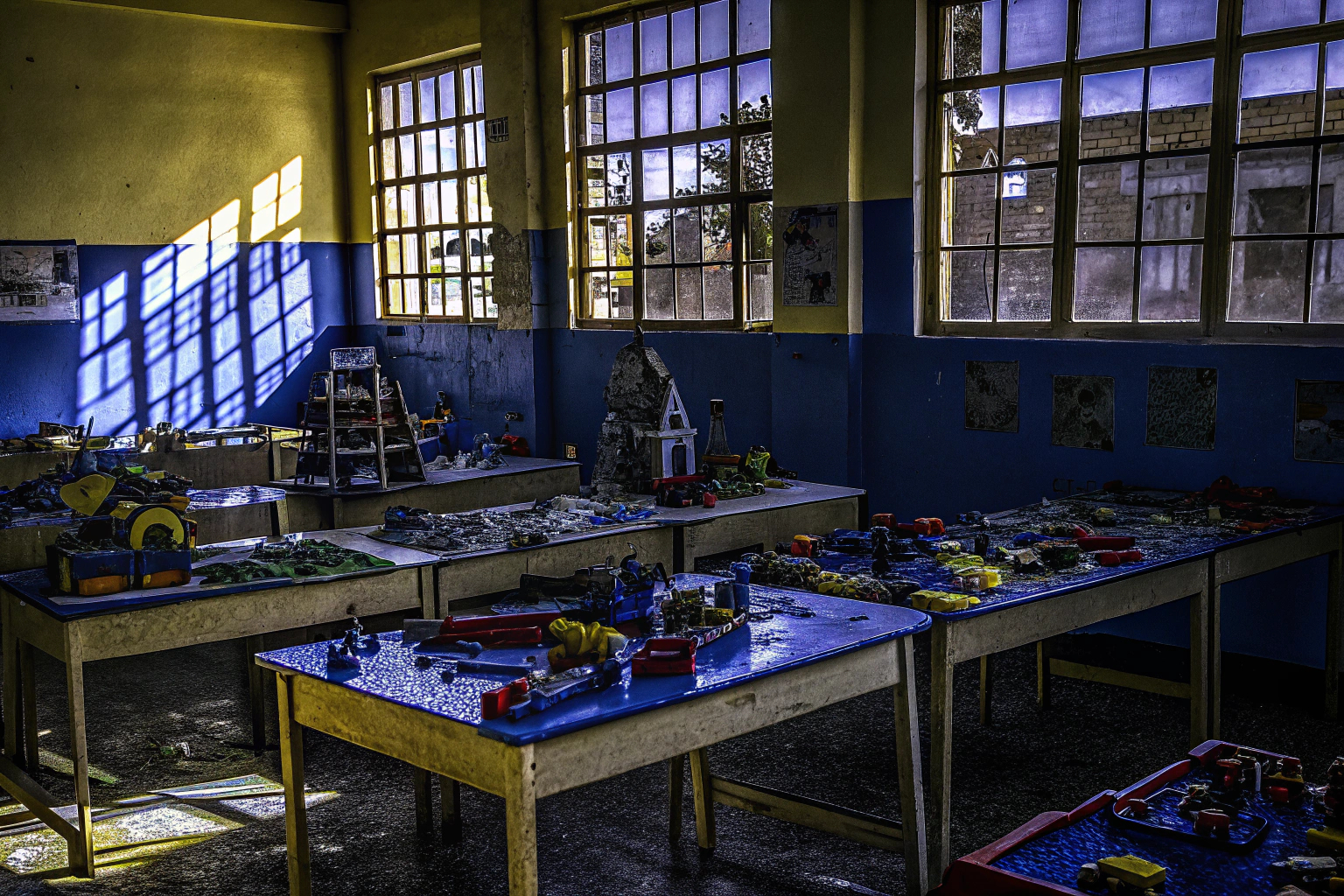 Ein Klassenzimmer voller Kinder, die mit LEGO Classic Bausteinen spielen und lernen. Kinder spielen mit LEGO im Unterricht