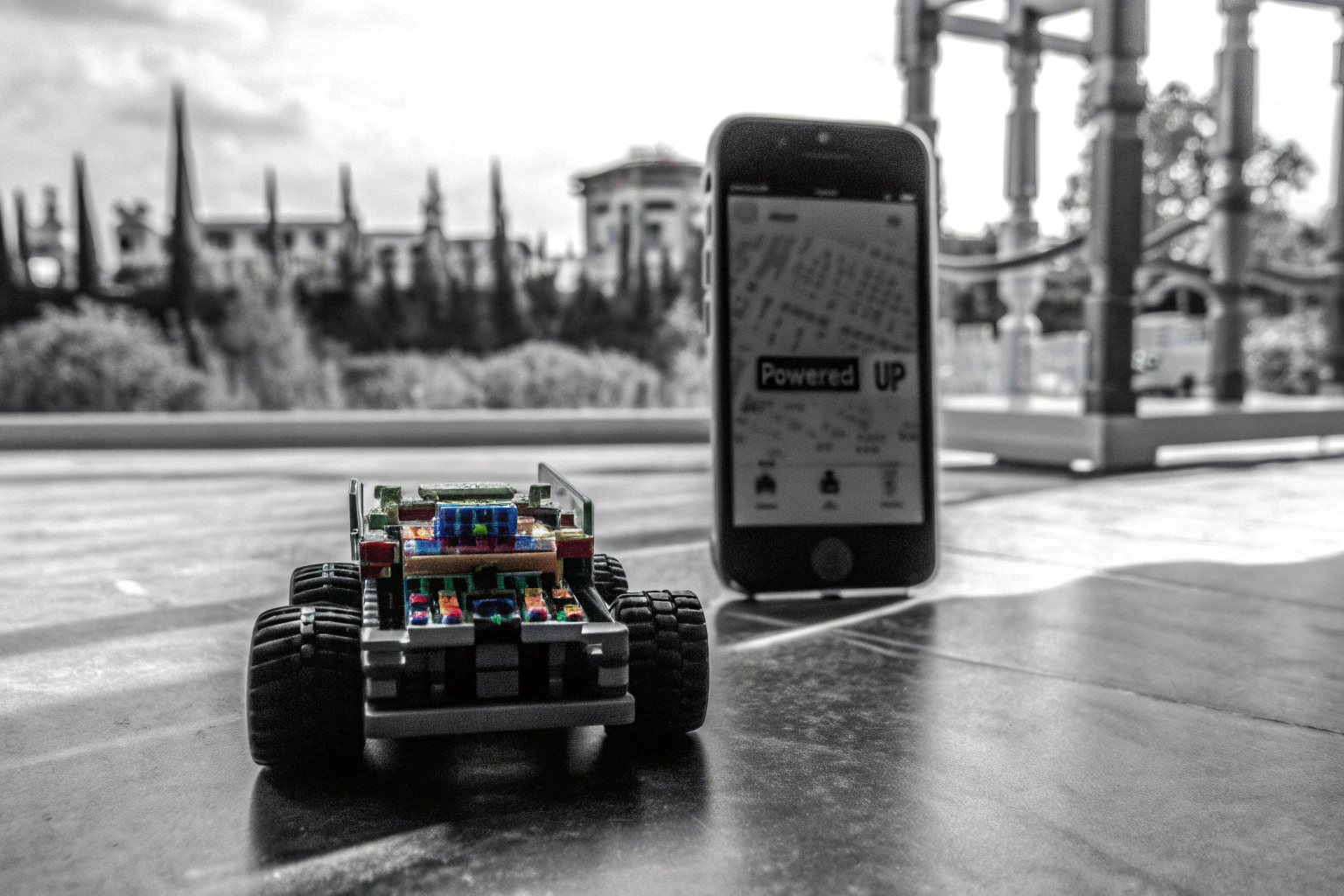 Ein LEGO Fahrzeug wird über die POWERED UP App gesteuert. LEGO Fahrzeug mit POWERED UP App