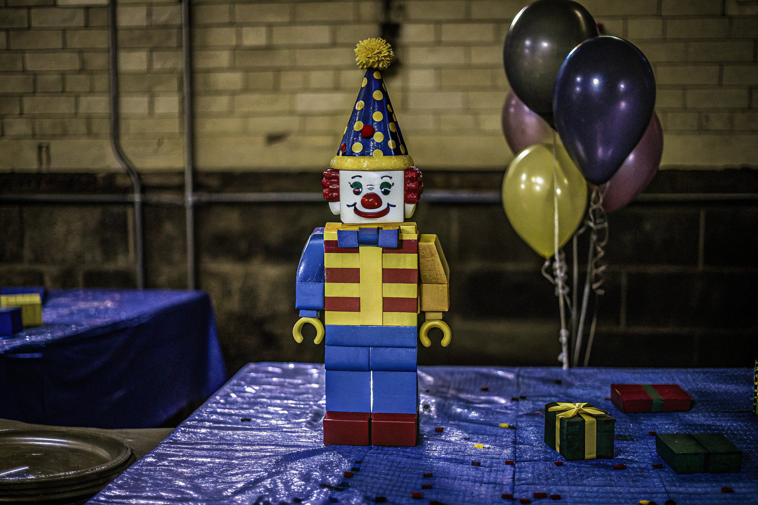 Ein LEGO-Geburtstagsclown, der auf einem Tisch steht. LEGO Geburtstagsclown