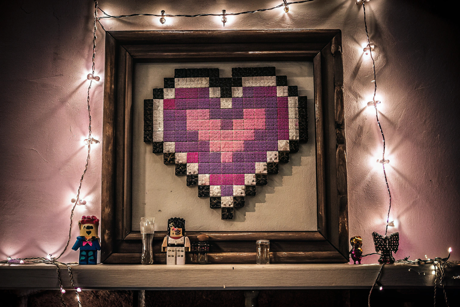 Ein LEGO Herz-Deko Set, das an einer Wand hängt. LEGO Herz-Deko