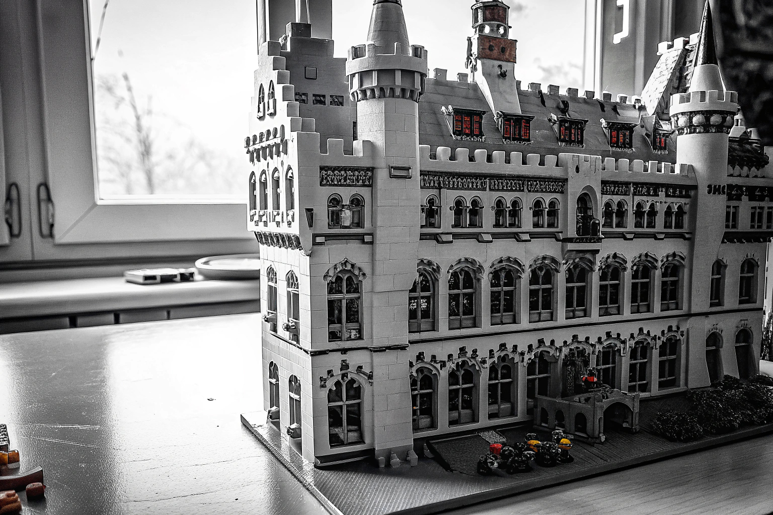 Ein LEGO MOC Modell eines detailreichen Schlosses auf einem Tisch LEGO MOC Schloss