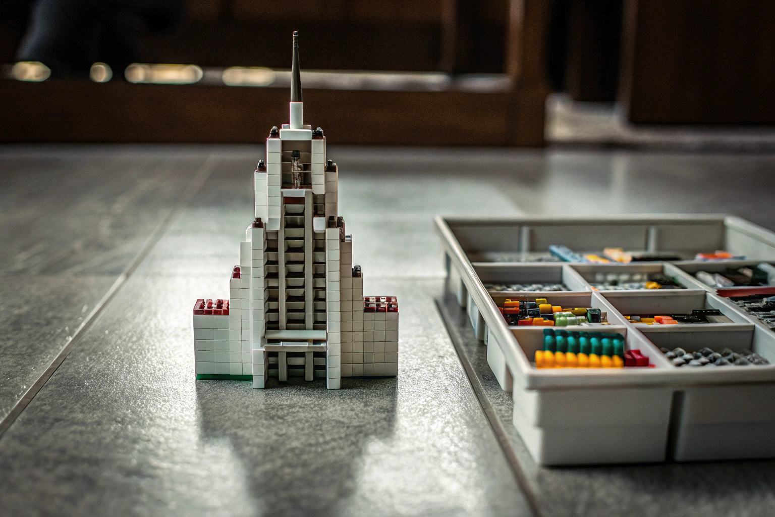 Ein LEGO Modell eines futuristischen Gebäudes, gebaut aus verschiedenen bunten LEGO-Steinen. Futuristisches LEGO Modell