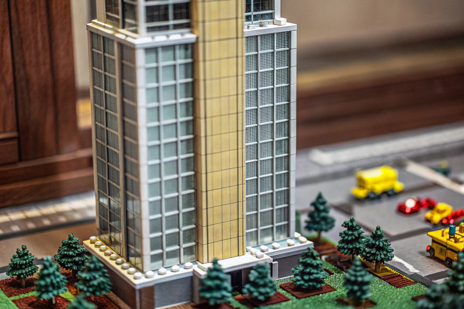 Ein LEGO-Modell eines modernen Hochhauses mit Glasfassade. LEGO-Modell eines Hochhauses