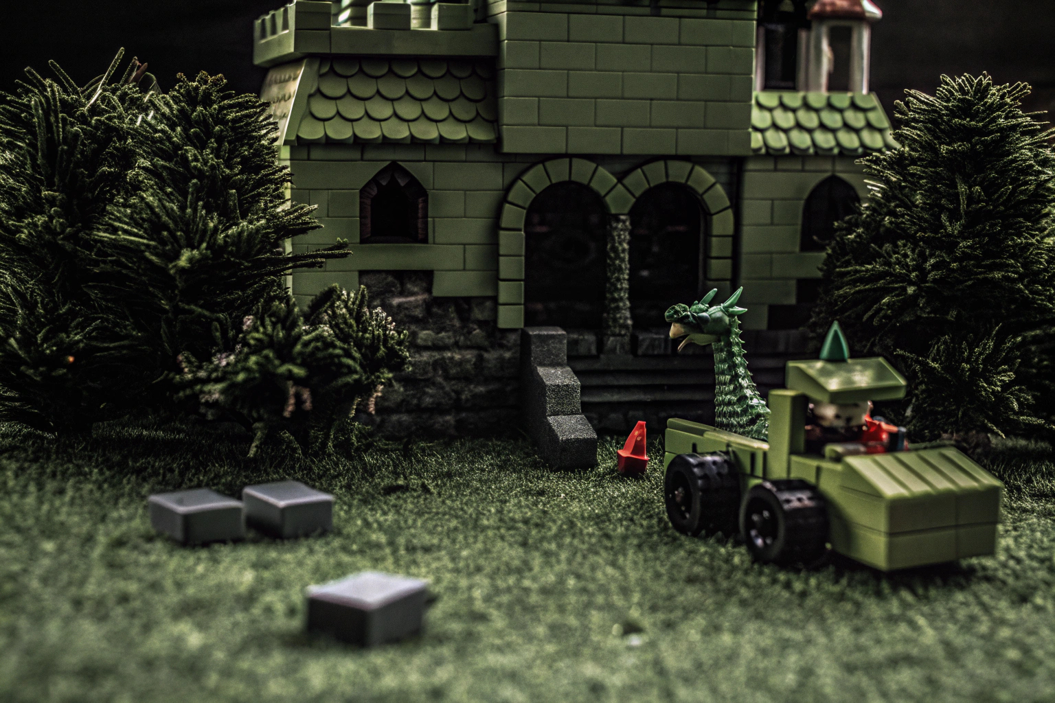 Ein LEGO-Modell mit kreativen Anpassungen, das von der Bauanleitung abweicht. Kreative LEGO-Anpassungen