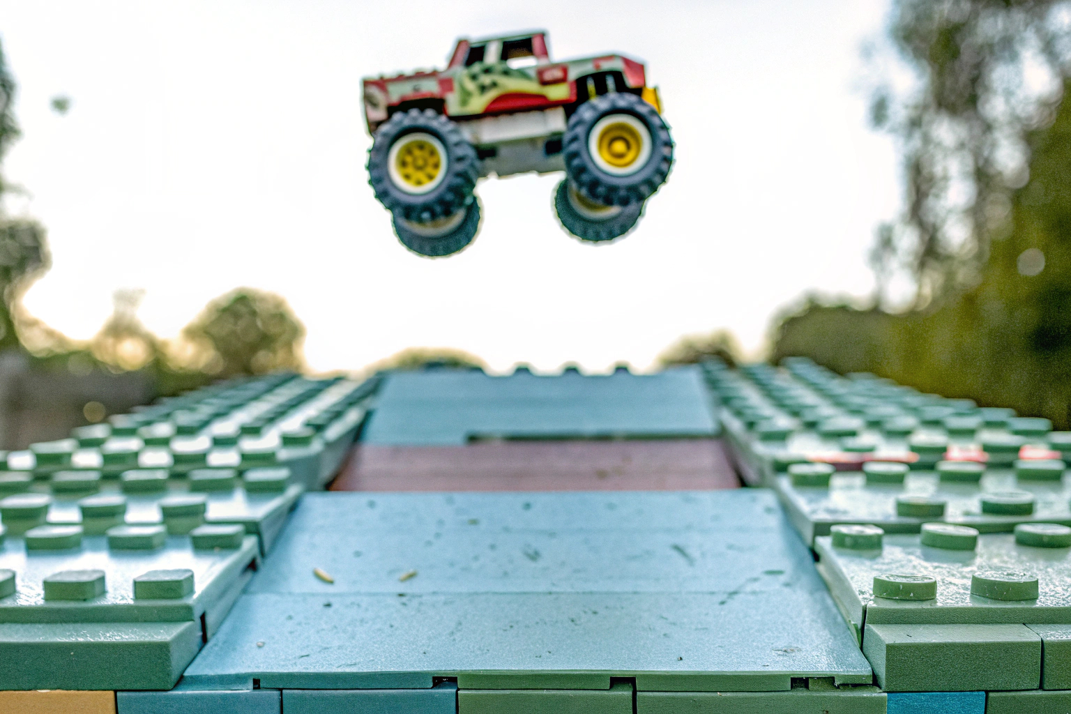 Ein Lego-Monstertruck, der über ein Hindernis springt. Lego Monstertruck