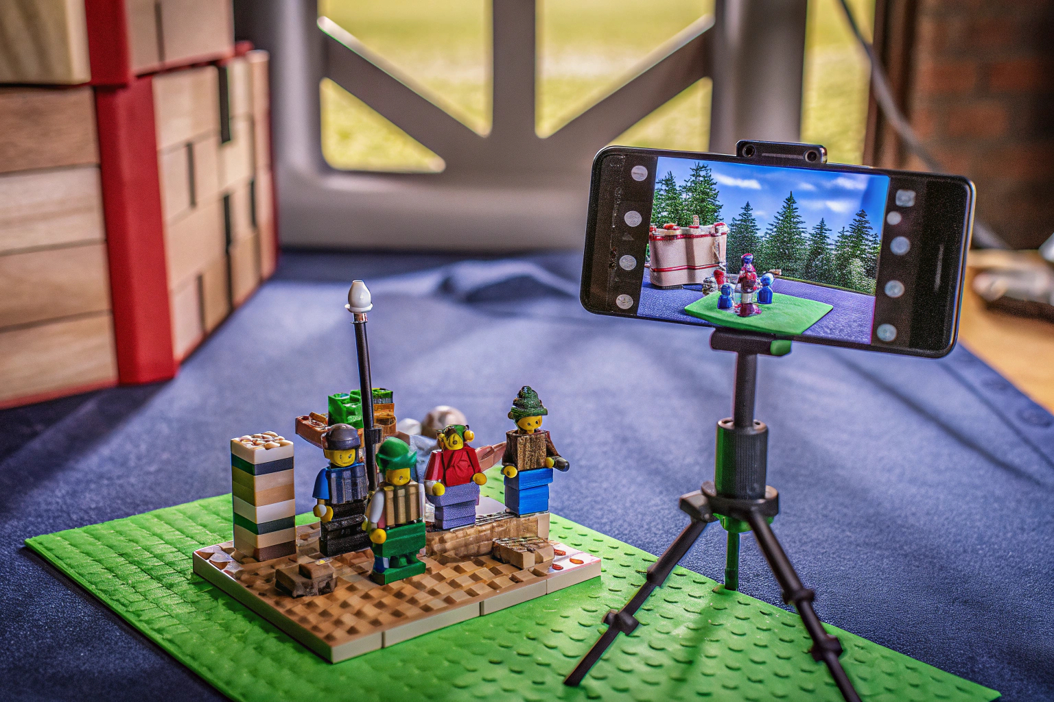 Ein LEGO Set, das für ein Stop-Motion-Video aufgebaut wird, mit Figuren und Kulissen. LEGO Set für Stop-Motion Video