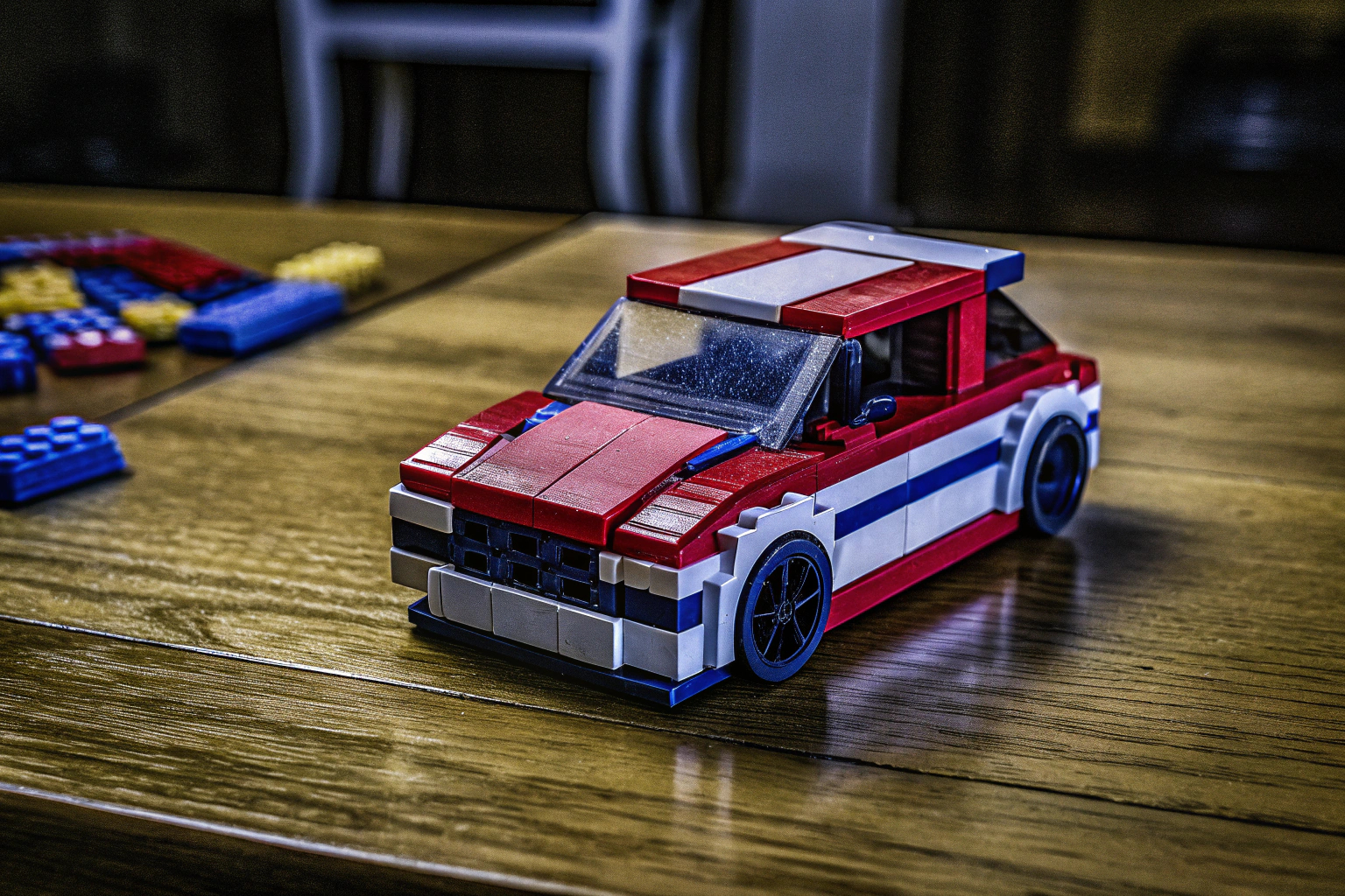 Ein LEGO Speed Champions Audi S1 e-tron Quattro Rennwagen auf einem Tisch ausgestellt. LEGO Audi S1 e-tron Quattro Rennwagen