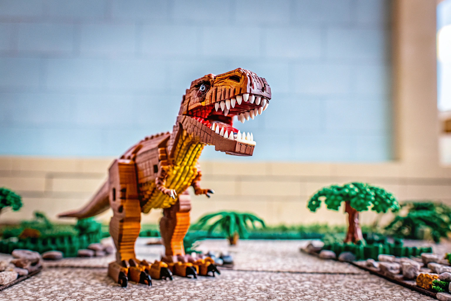 Ein LEGO T-Rex Modell, das in einer lebensechten Pose ausgestellt wird. LEGO T-Rex Modell