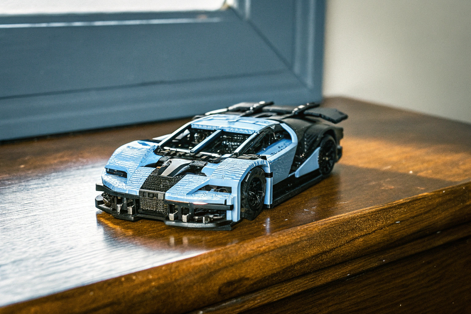 Ein LEGO Technic Bugatti-Bolide Modell mit sichtbar detaillierten Aufklebern und Grafikelementen. LEGO Technic Bugatti-Bolide Modell