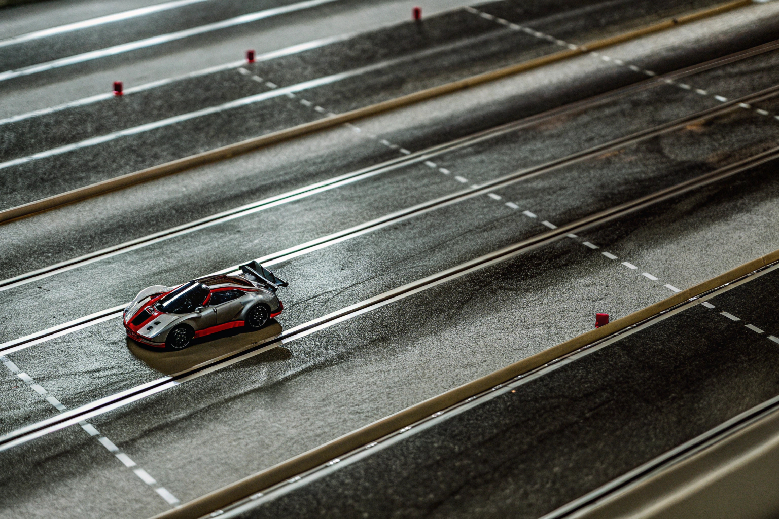 Ein LEGO Technic Koenigsegg Jesko Absolut auf einem Rennstrecken-Display. LEGO Technic Koenigsegg Jesko Absolut